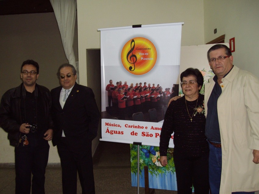 Imagem Sr. Lucas e Sr. Daltro, acompanhados da Sra. Ceres e do Presidente Vanderlei Zampieri Selecione a Imagem
