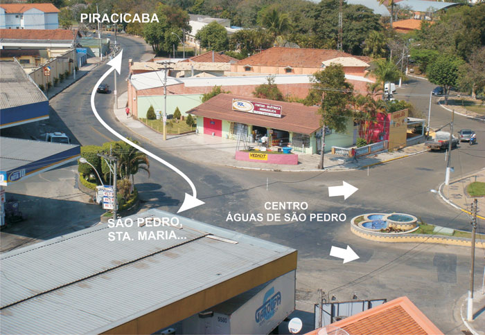 Imagem Cruzamento na entrada da cidade Selecione a Imagem